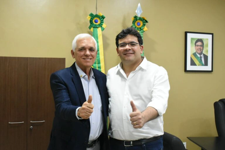 Governador Rafael Fonteles transmite cargo a Themístocles Filho.