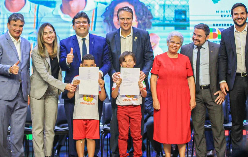 Ministro Camilo Santana e Rafael assinam adesão do Piauí a programas do MEC.