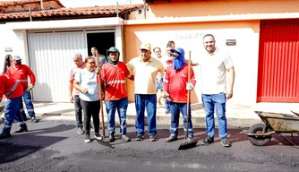 Prefeito de Teresina visita obras de pavimentação asfáltica no bairro Promorar
