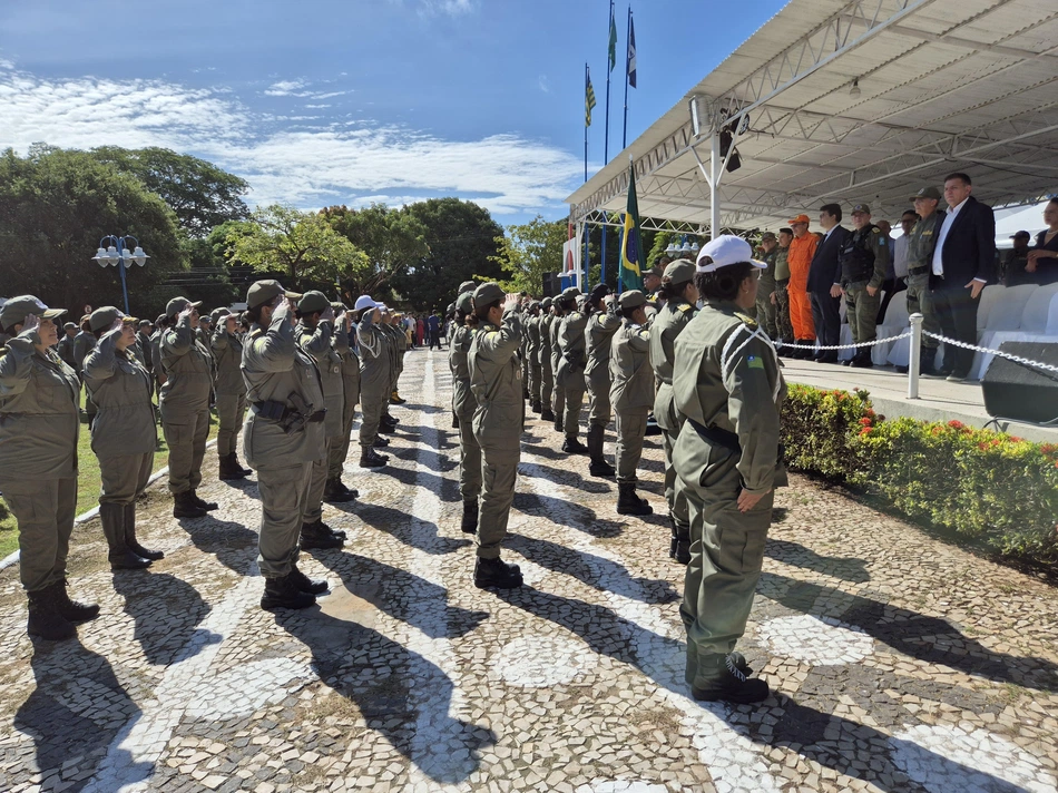 Policiais Militares são homenageados e forma turma de oficiais em solenidade do Dia de Tiradentes