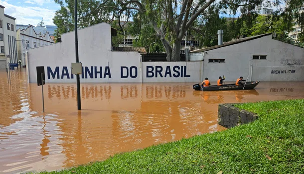 Marinha do Brasil ajuda vítimas de fortes chuvas no Rio Grande do Sul