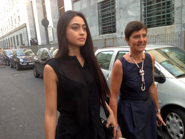 A modelo Ambra Battilana, uma das convidadas para as festas de Berlusconi, chega ao tribunal nesta sexta-feira (19) em Milão(Imagem:Reprodução)