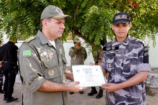 Comandante Geral entrega Diploma de Honra ao Mérito ao SD Rafael(Imagem:Lucas Dias)