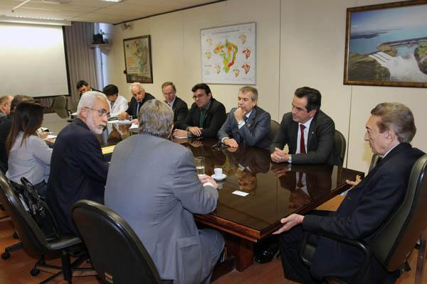Ministro das Minas e Energia, Edison Lobão, em reunião com a bancada federal piauiense na tarde de ontem (01).(Imagem:Divulgação)