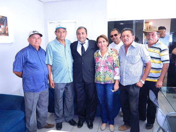 Parentes, vereadores e ex-prefeito Gil Paraibano com o vereador Dedé Monteiro.(Imagem:Reprodução)