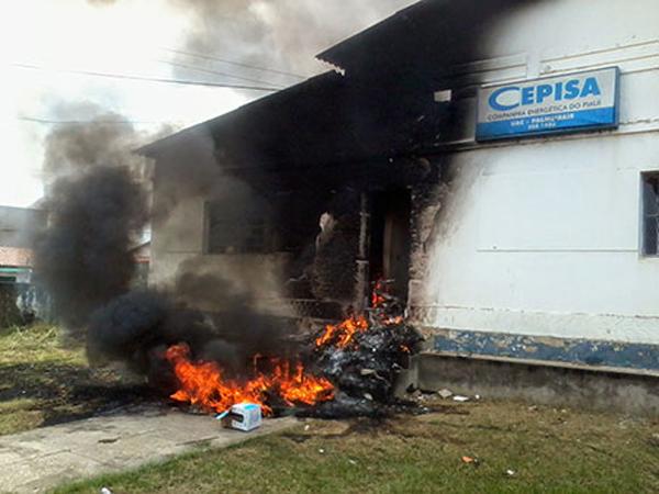 Populares incendiarem o posto da Eletrobrás em Palmeirais.(Imagem:Reprodução)
