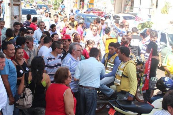  Kléber cumprimanta eleitores no centro da cidade(Imagem:José Maria Barros/GP1)