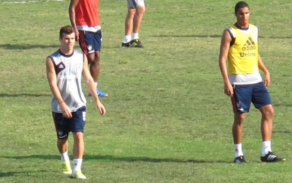  Outro jogador que esteve nas Laranjeiras foi Rafael Sobis, que deixou o campo no segundo tempo da derrota para o Atl&eacute;tico-GO, no s&aacute;bado, sentindo dores no tornozelo direito. O ata(Imagem:Reprodu&ccedil;&atilde;o)