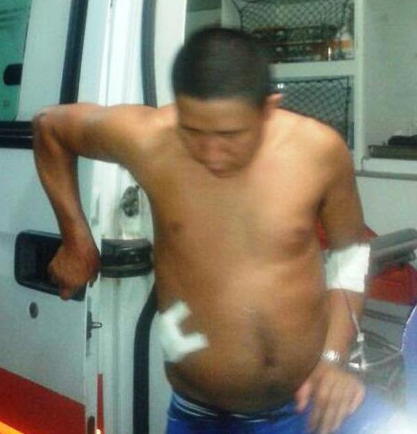  Z&eacute; Portela saindo da ambul&acirc;ncia.(Imagem:Reprodu&ccedil;&atilde;o)