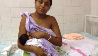 Elaine da Silva, 20 anos, amamenta a pequena Luna Kimberly da Silva