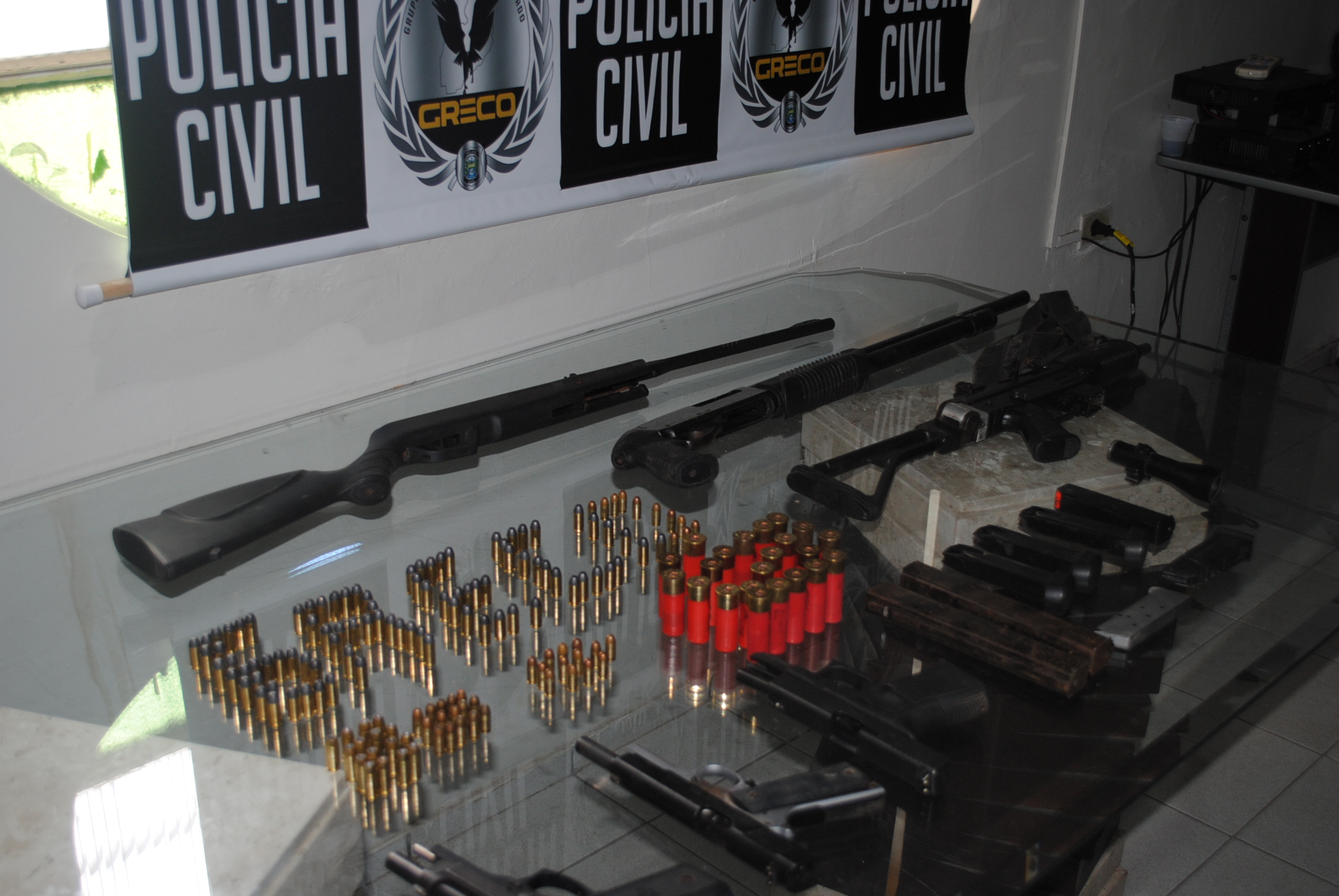 Armas e munição apreendidas no sítio de luxo no Maranhão