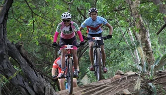 Ciclista em competição.