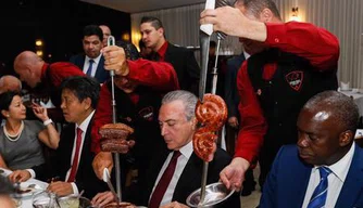 Presidente janta em churrascaria com embaixadores.