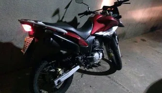 O adolescente se encontra em uma motocicleta roubada quando foi atingido pelos disparos