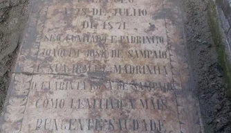 Lápide foi encontrada sob o piso da igreja, em frente à entrada da sacristia.