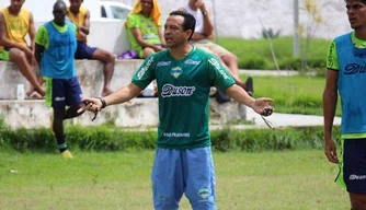 Paulinho Kobayashi joga nesta quinta-feira (30) contra o Piauí, em sua estreia no comando da equipe.