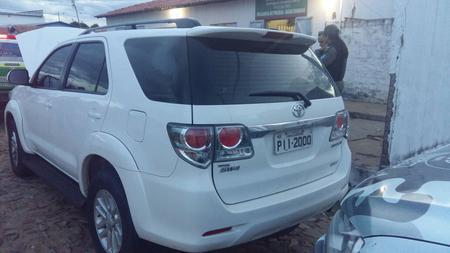 Carro roubado apreendido em Água Branca