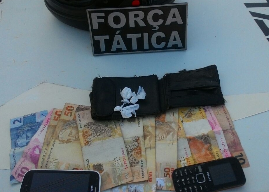 Objetos apreendidos e quantia em dinheiro.