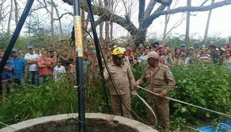Operação de corpo de bombeiros resgata corpo de jovem que faleceu no poço.