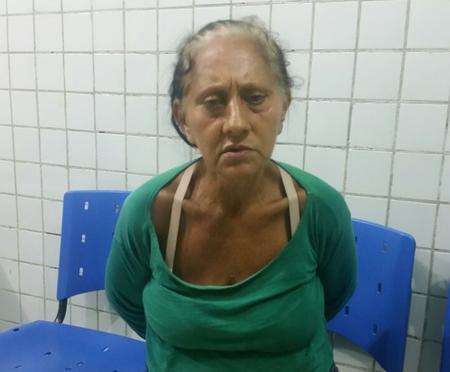 Idosa teria escondido drogas dentro de panela de arroz.