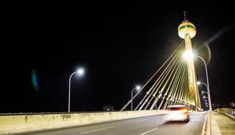 Ponte que liga as zonas norte e leste iluminada de amarelo