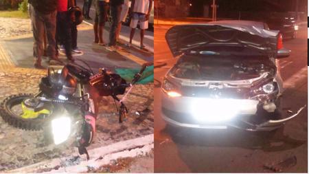 Vítima estava na garupa da motocicleta e foi colhida por carro em alta velocidade.
