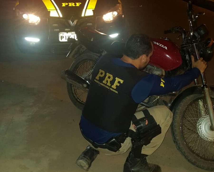 PRF apreende um homem trafegando em motocicleta com documento falso.