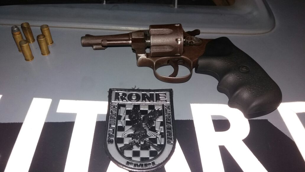 Dupla usava revólver calibre 32 durante assaltos no bairro Pedra Mole