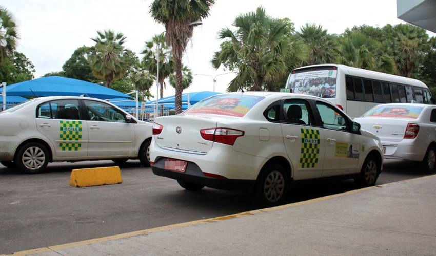 Taxistas protestam contra o Uber