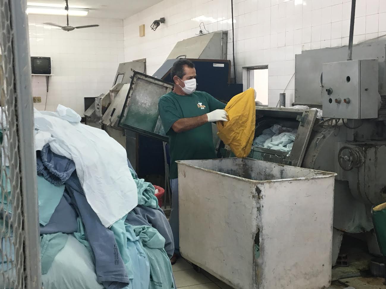 Funcionários da lavanderia da Evangelina Rosa trabalham em condições insalubres