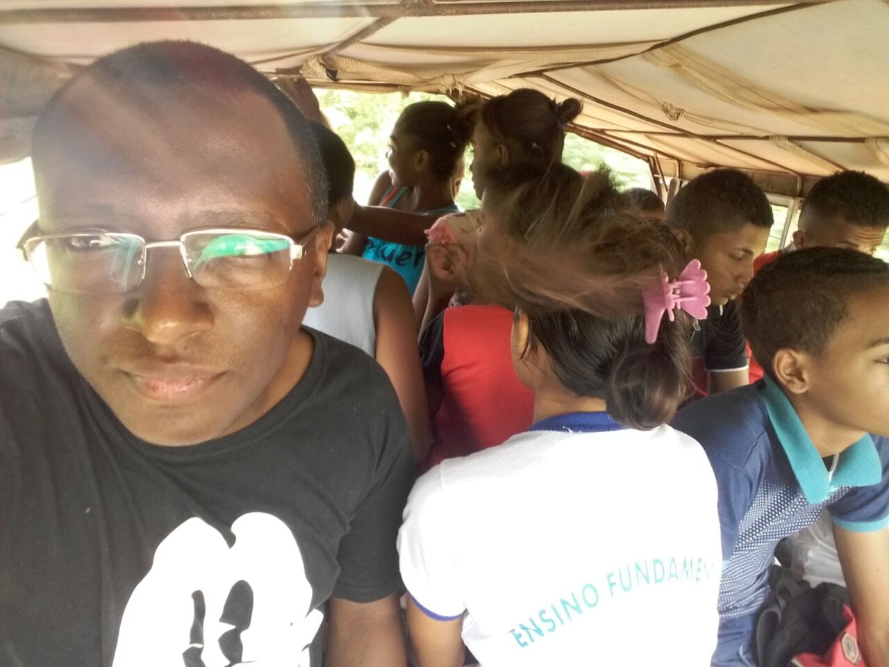Professor e alunos vão para a escola em transporte irregular no interior do Piauí