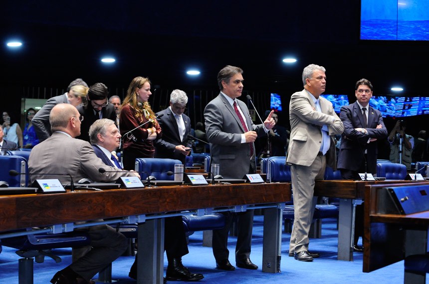 Reunião sobre reforma trabalhista no Senado termina em bate boca.