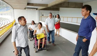 Mauro Eduardo fala de plataforma elevatória durante visita ao Albertão