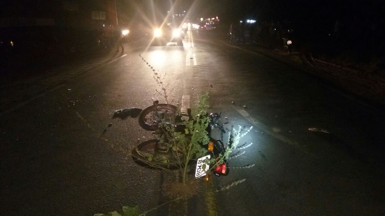 Motocicleta fica no meio da rodovia após acidente choque com carro.