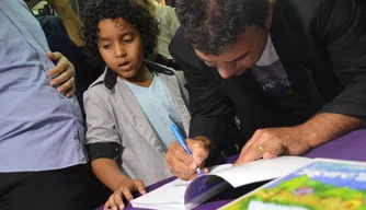 O interno da Casa de Apoio ao Regime Semiaberto Alberonio Alves autografa seu livro.