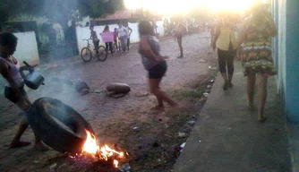 Populares queimaram pneus em frente ao Grupamento da PM em Redenção