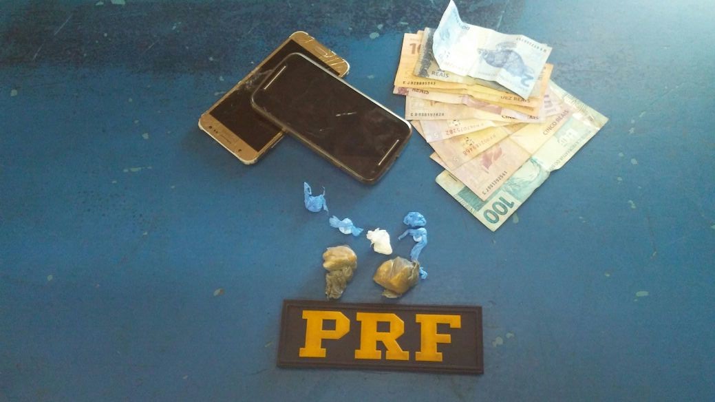 A PRF encontrou dinheiro, celulares, crack e cocaína.
