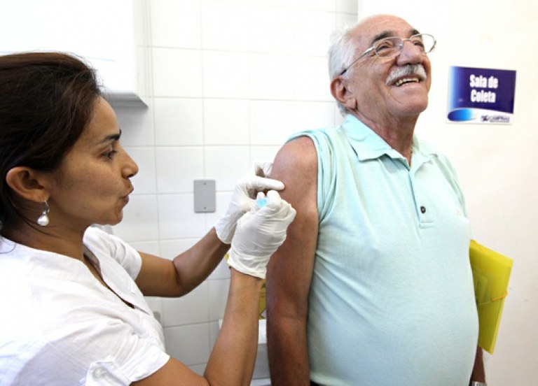 Idoso recebendo doses da vacina contra a gripe.