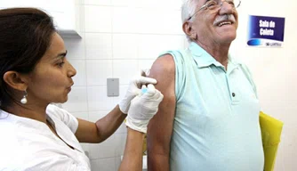 Idoso recebendo doses da vacina contra a gripe.