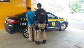 Homem é preso por mandado de prisão pelo crime de estupro.