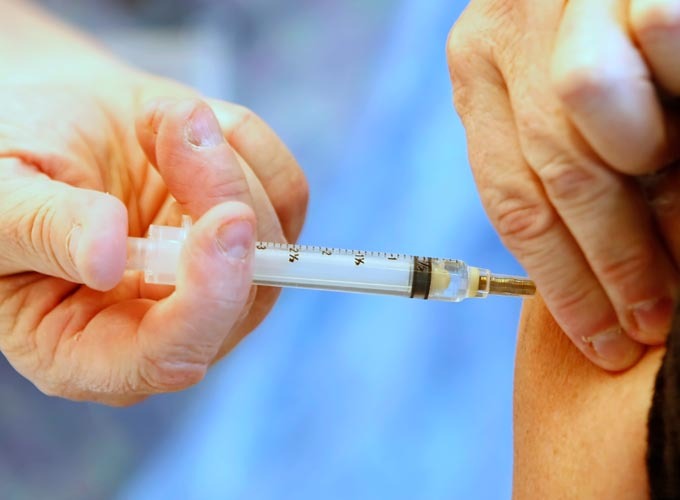 Meninos serão vacinados contra HPV.