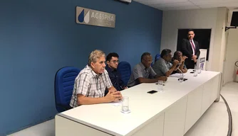 À esquerda, o presidente do Sindicato dos Engenheiros do Piauí (Senge).