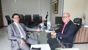 Procurador-Geral de Justiça, Cleandro Moura, e o Secretário de Administração do Piauí, Franzé Silva.