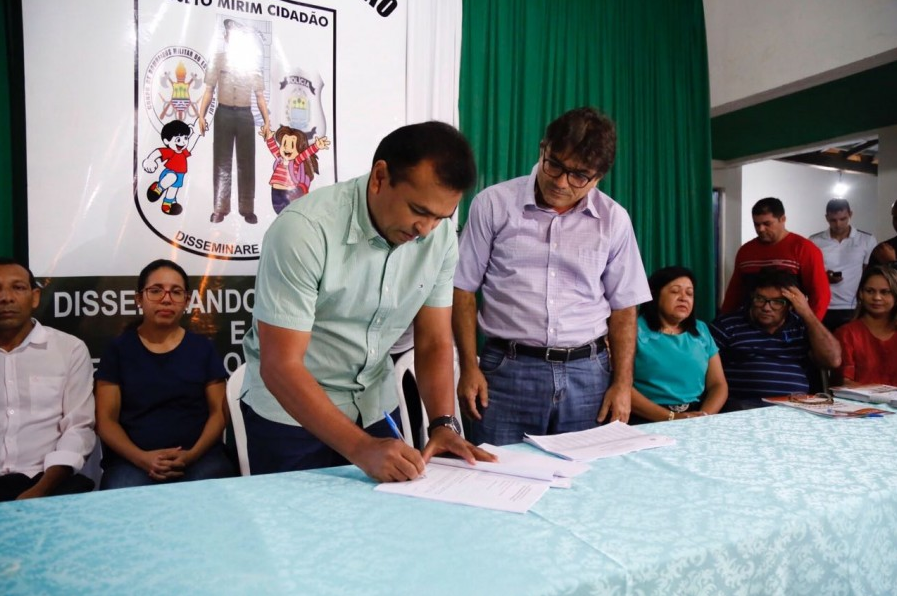 Fábio Abreu e Prefeitura de Cabeceiras firmam termo de cooperação.