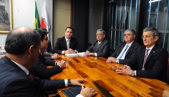 O presidente da CCJ, Rodrigo Pacheco, recebe o advogado de Temer, Antônio Mariz, e outros parlamentares.