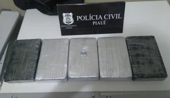 Cinco tabletes de cocaína foram apreendidos na operação.