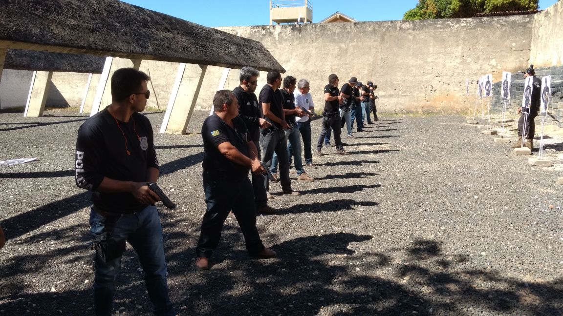 Delegados e Agentes de Polícia Civil fazem curso sobre uso de armas.