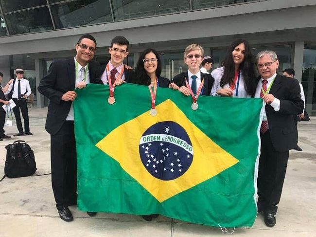 Prof. Dr. Arimatéia Dantas Lopes (à dir.) junto com estudantes e com Fabiano Espirito Santo (mentor).