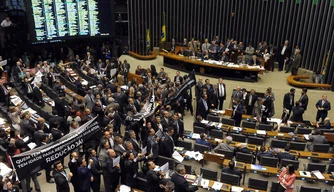 Deputados federais do Brasil custam quase um bilhão de reais ao ano.
