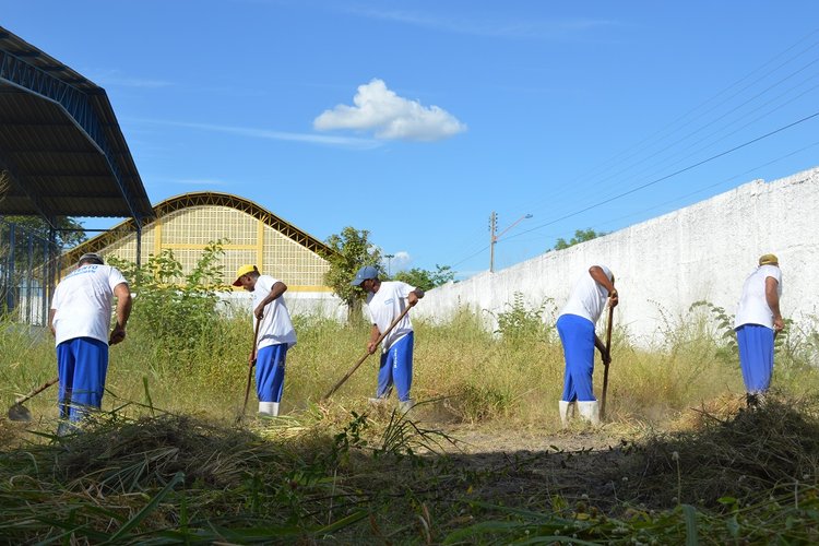 Detentos voluntários realizando trabalho em escola na zona sul